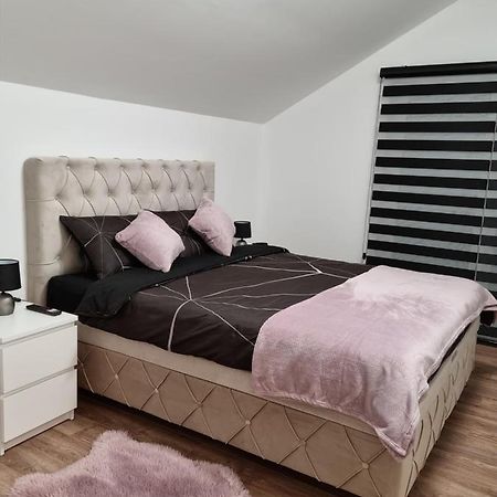 Lilien Apartment Airport Ledine Екстер'єр фото